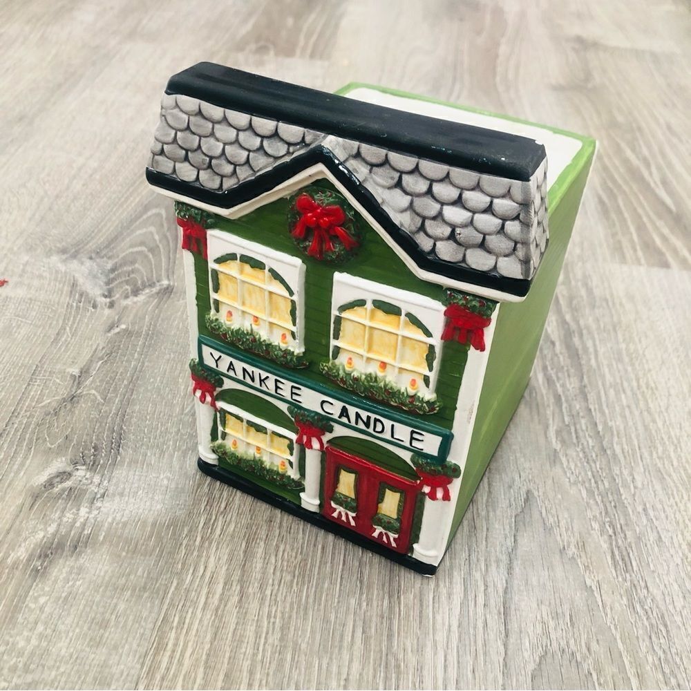 Yankee Candle‎ Christmas Holiday Store Front Ceramic Jar Tissue Candle Holder